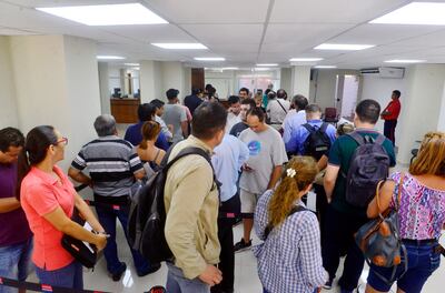 En el local de la ANDE, en el microcentro,  solo habilitaron dos cajas para cobrar y esta situación generó  el reclamo de los usuarios.