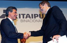 el-gobernador-del-estado-de-parana-beto-richa-estrecha-la-mano-del-nuevo-director-brasileno-de-itaipu-luiz-vianna--201426000000-1568432.jpg