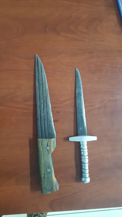 Dos de los asaltantes amenazaron a las víctimas con estas armas blancas, que fueron incautadas.