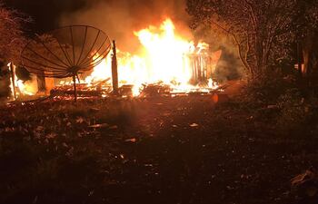 La vivienda fue consumida por completo.