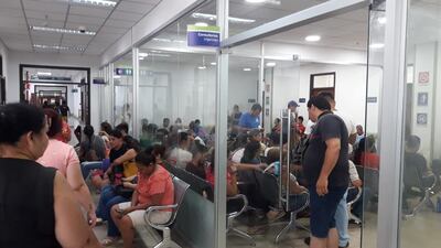 Cientos de personas con malestares similares a los del dengue se acercaron a la clínica Ingavi del IPS a consultar, pero no recibieron una atención rápida.