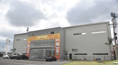 Fachada del estadio Arena Pynandi, ubicada dentro del predio del Comité Olímpico Paraguayo, que tiene una capacidad de estacionamiento para  más de 1.200 vehículos.