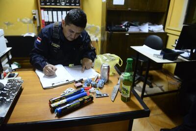 Evidencias halladas en poder de hinchas organizados demorados por la Policía.