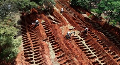 Trabajadores preparan más espacios para las tumbas en el cementerio municipal en São Paulo, epicentro de la pandemia en Brasil.