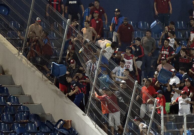 Los hinchas argentinos causaron daños al sector visitante.
