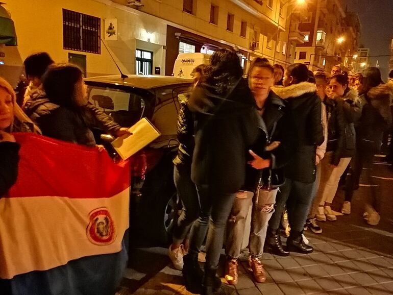 En España, repudiaron el asesinato de la compatriota en un crimen considerado como feminicidio.