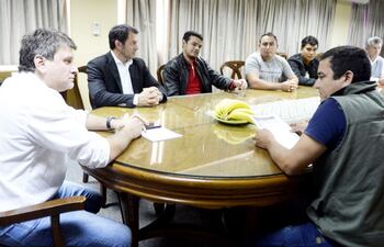 alejandro-colman-d-expone-reclamos-al-ministro-denis-lichi-i--205044000000-1836284.jpg