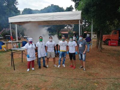 Jóvenes voluntarios ayudando en una olla popular en J. Augusto Saldívar, del departamento Central.