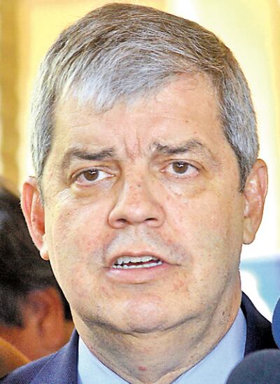 El senador Enrique Riera (ANR) anunció ayer que deja el movimiento Honor Colorado, que lidera Horacio Cartes.