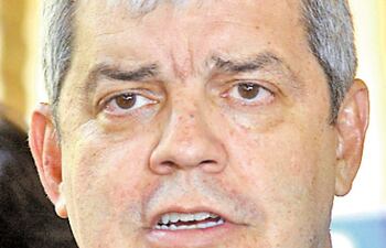 El senador Enrique Riera (ANR) anunció ayer que deja el movimiento Honor Colorado, que lidera Horacio Cartes.