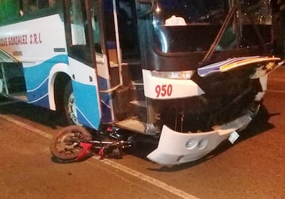 La moto en la que iban dos personas quedó bajo un ómnibus que realizaba un viaje desde Itapúa hacia Asunción.