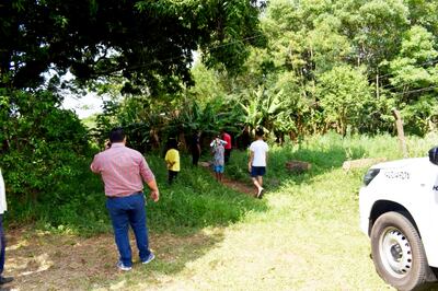 Vecinos llegan hasta a la casa  donde ocurrió el crimen.