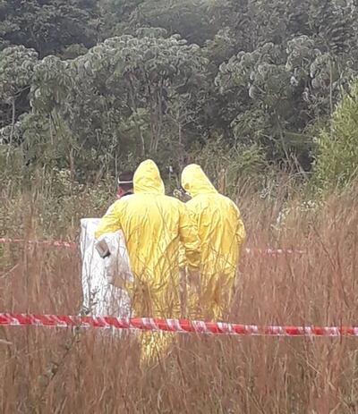 Momento en que intervinientes inspeccionaban el cadáver encontrado en Capiatá.