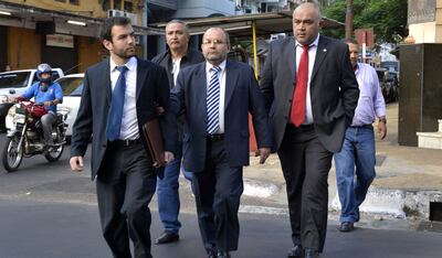 Óscar Núñez (d.), en el 2014, cuando acudió a una audiencia en la Fiscalía Anticorrupción. La causa sigue dilatándose con chicanas.