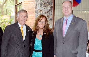 francisco-y-fatima-benavente-con-james-spalding--210913000000-1133598.jpg