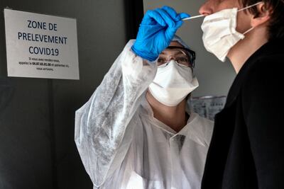 Una persona se somete a una toma de muestra para el test del coronavirus.