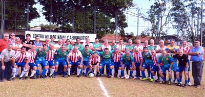 Militares y policías retirados en formación conjunta, antes del encuentro que disputaron.