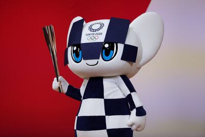 La mascota de Tokio 2020, sosteniendo la antorcha durante el año pasado.