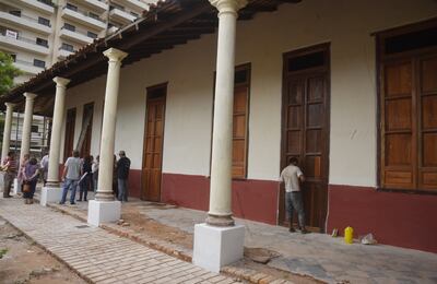 Exalumnos reparan escuela de 100 años