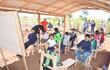 Bajo un precario galpón los alumnos desarrollan sus clases en la comunidad indígena Isla Porã, de Santa Rosa del Aguaray.
