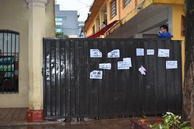 Los  alumnos piden la destitución del director del  colegio.