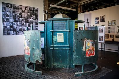 Un baño público se muestra en la exposición 'Baños públicos, asuntos privados' del fotógrafo francés Marc Martin en la galería Point Ephemere en París, Francia, el 20 de noviembre de 2019.