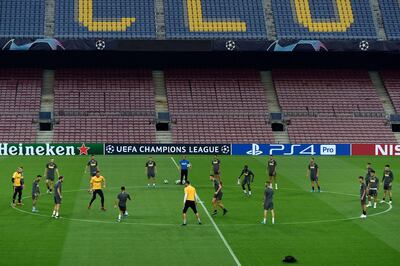 Los futbolistas del Inter movilizándose en el césped del estadio del Barcelona.