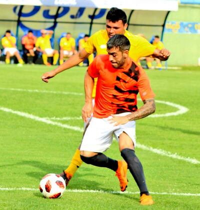 José Ariel Núñez intenta zafar de la marca de Fernando Benítez, durante el amistoso de ayer en Luque.