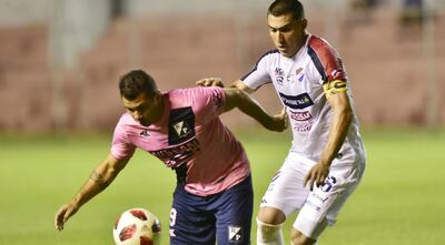 Robin Ramírez, quien esperó hasta los minutos finales para ingresar en River Plate, maniobra ante Miguel Paniagua.