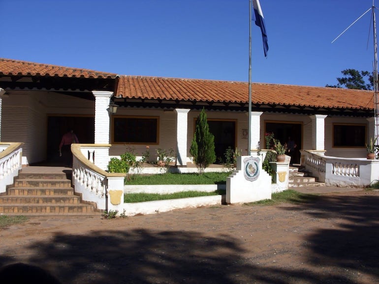 Fachada de la Comisaría 1ª de Caacupé.