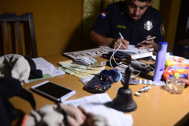 Detienen a dos presuntos tortoleros en el barrio Mburucuyá