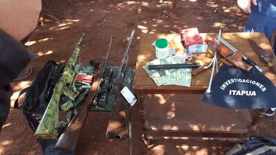 Las armas y el dinero encontrados en la vivienda allanada, en Pirapó.