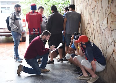 Un funcionario fiscal toma nota de los datos de los detenidos, varios de los cuales seguirán presos en dependencias policiales.