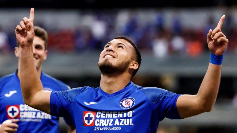 El festejo del defensor paraguayo Juan Escobar tras anotar el tercer gol en la victoria de anoche de Cruz Azul sobre Pachuca, 3-1.