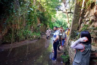El intendente de Asunción Óscar Rodríguez en la minga realizada en el barrio San Vicente. Instó a los vecinos a que dejen de arrojar basuras en el arroyo Mburicaó.