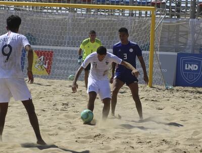El arquero Carlos Ovelar (en el fondo) y Gustavo Benítez (3) intentan controlar el avance francés.