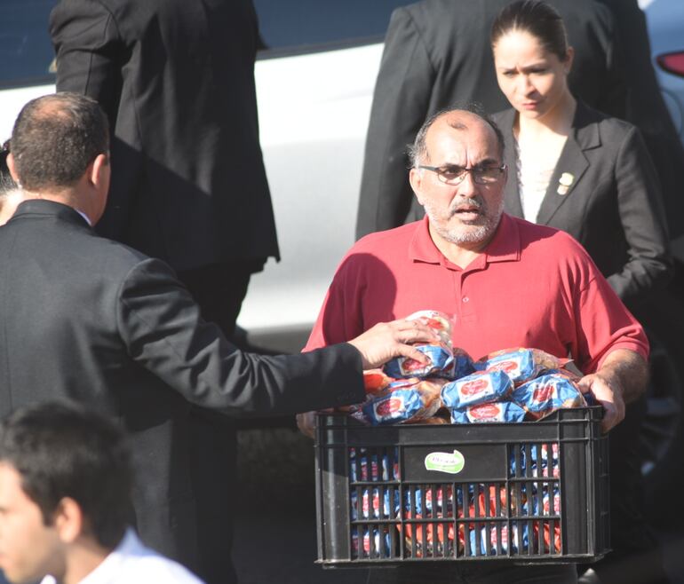 Se preparan incluso con provisiones para resistir a lo largo de la jornada.