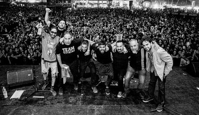 La conformación actual de    La Secreta, aquí al terminar su presentación en el festival, en su edición paraguaya, el año pasado en el Jockey Club, con el público detrás.