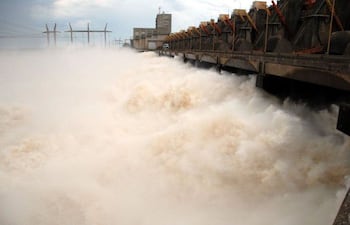 Los manifestantes alegan que fueron afectados con la construcción de la represa.