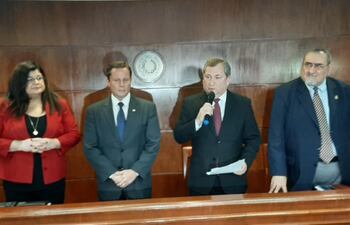 Los ministros María Carolina Llanes, Alberto Martínez Simón, Eugenio Jiménez Rolón y Antonio Fretes.