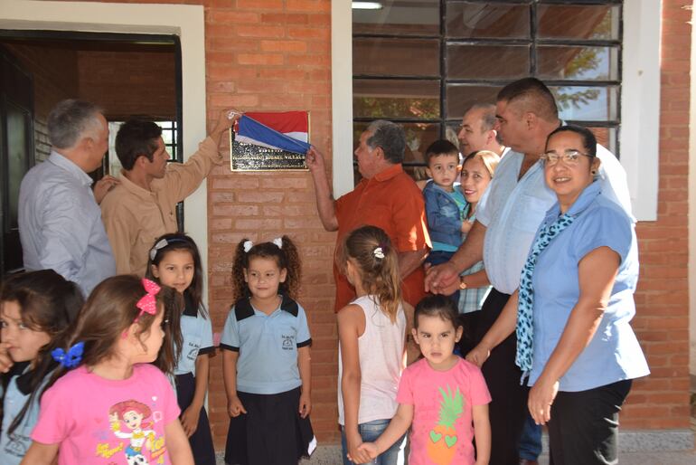 Momento de la habilitación de un salón de clase para la primera infancia en la escuela Rigoberto Caballero de Bertoni
