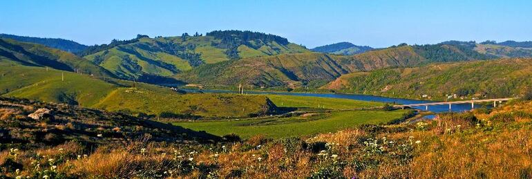 El Russian River, que desemboca en el Pacífico, es un río popular entre kayakistas y campistas.