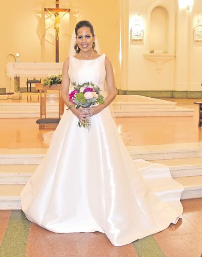 El vestido de Vera es de la firma Pronovias. Ella lució muy  delicada con este diseño  de corte  clásico. El tocado fue confeccionado por Jadiyi Yudis Yaluff y al ramo se le sumó el tradicional rosario.