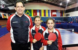 el-entrenador-de-las-chicas-blas-torres-con-karimi-apud-y-lujan-rotela-quienes-conquistaron-ayer-medalla-de-plata-en-el-sudamericano-de-tenis-de-me-222724000000-578312.jpg