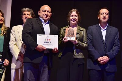 Richart Torres y Verónica Vera recibieron el premio de Nosotras.