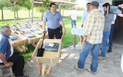 El gobernador Luis Benítez, en uno de los actos de entrega de carretillas de madera a oleros de Ñeembucú.  La distribución es criticada por la ciudadanía.