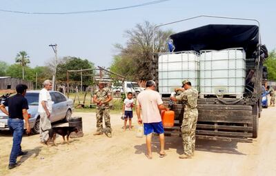 Militares del Comando de Ingeniería distribuyen agua potable para el consumo en la población de  Toro Pampa.