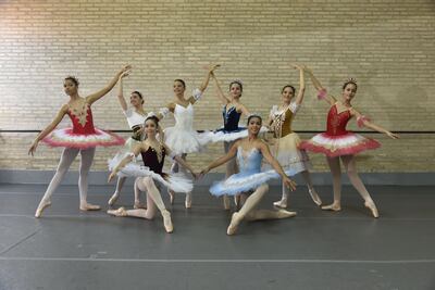 Integrantes de la delegación de bailarinas que representará por primera vez a Paraguay en el Miami International Ballet Competition 2020