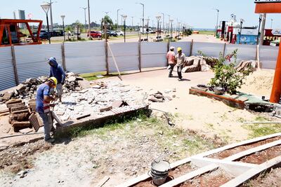 Un grupo de obreros trabaja en el montaje de un escenario de 200 metros cuadrados en el área de la pérgola de  la playa San José.
