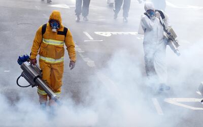 Bomberos iraníes desinfectan las calles en un esfuerzo por detener el avance del coronavirus en Teherán.
